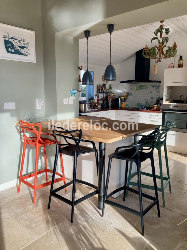 Photo 8 : CUISINE d'une maison situ&eacute;e &agrave; Sainte-Marie-de-R&eacute;, &icirc;le de R&eacute;.