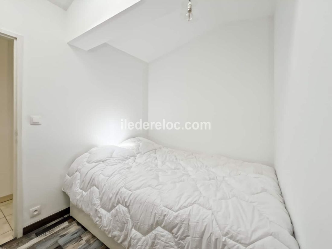 Photo 9 : CHAMBRE d'une maison situ&eacute;e &agrave; Loix, &icirc;le de R&eacute;.