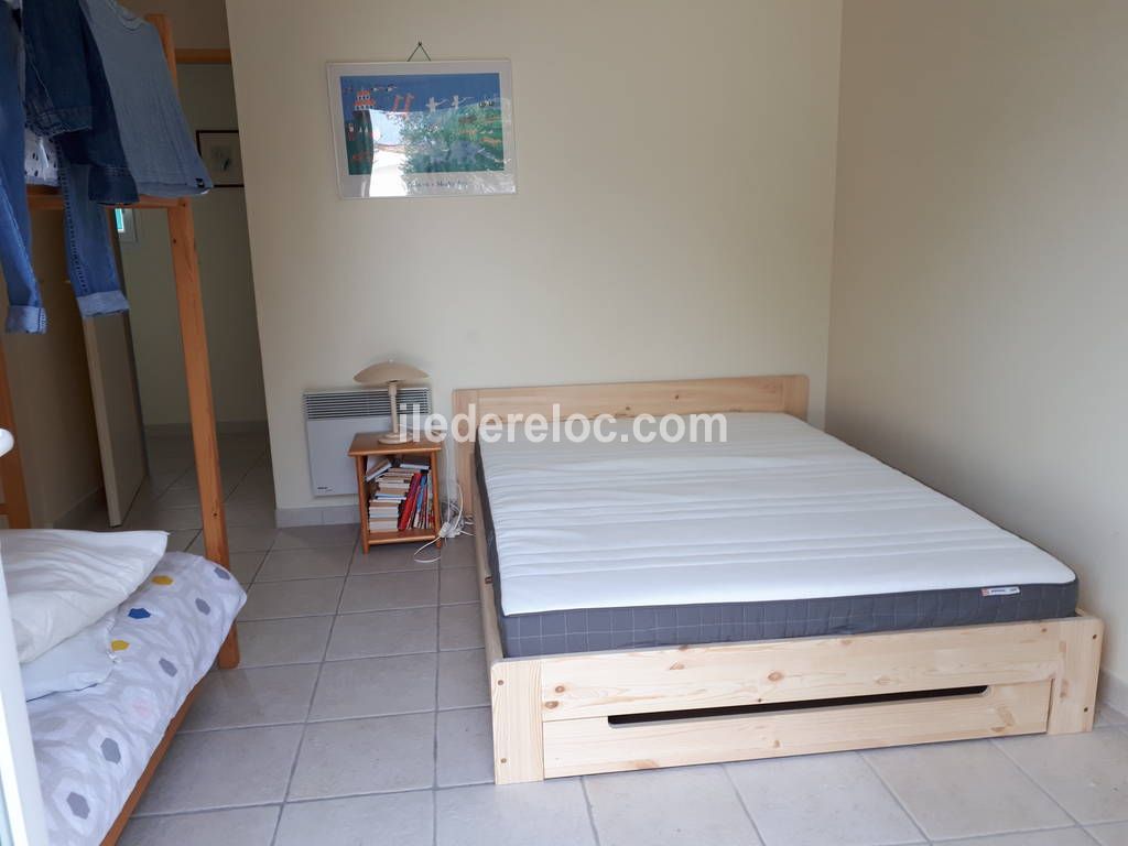 Photo 4 : CHAMBRE d'une maison situ&eacute;e &agrave; Le Bois-Plage-en-R&eacute;, &icirc;le de R&eacute;.