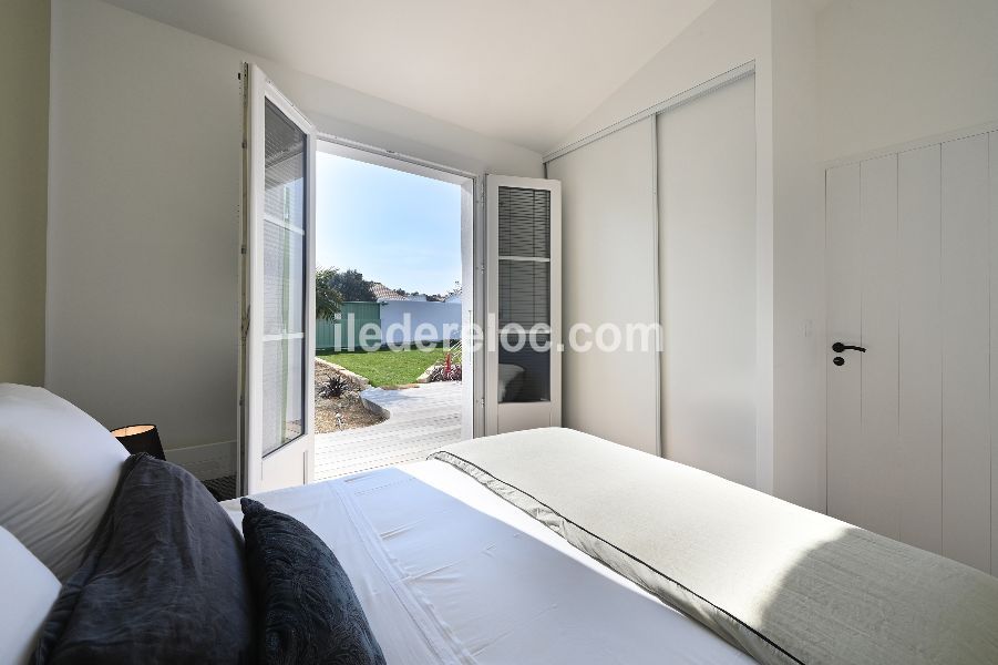 Photo 33 : CHAMBRE d'une maison situ&eacute;e &agrave; Ars en R&eacute;, &icirc;le de R&eacute;.