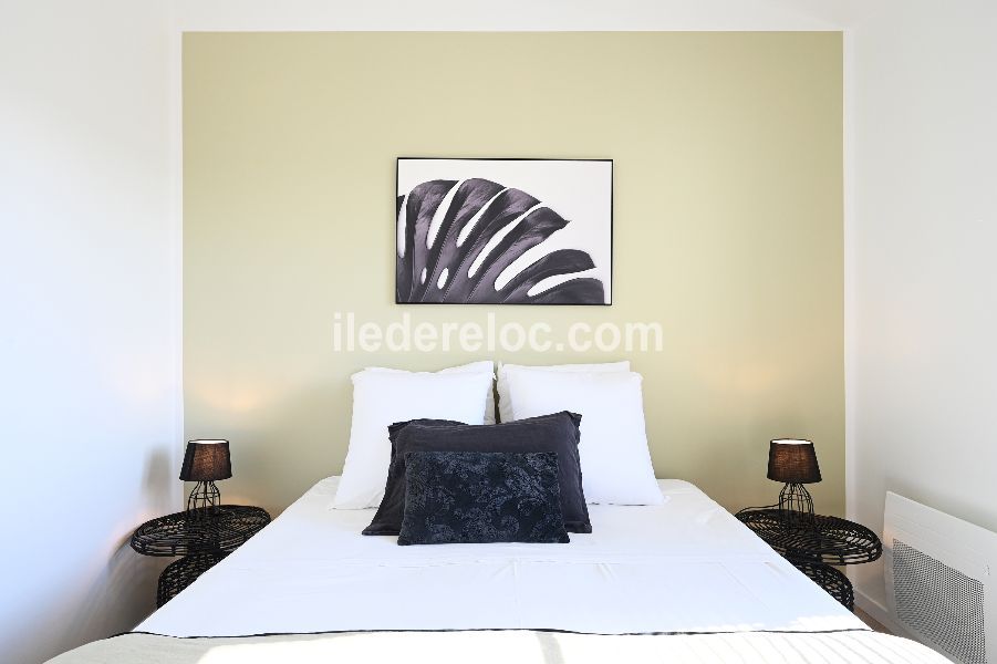 Photo 34 : CHAMBRE d'une maison situ&eacute;e &agrave; Ars en R&eacute;, &icirc;le de R&eacute;.