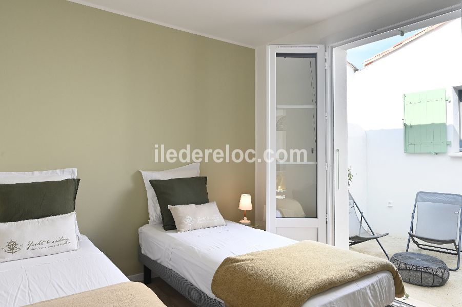 Photo 41 : CHAMBRE d'une maison situ&eacute;e &agrave; Ars en R&eacute;, &icirc;le de R&eacute;.