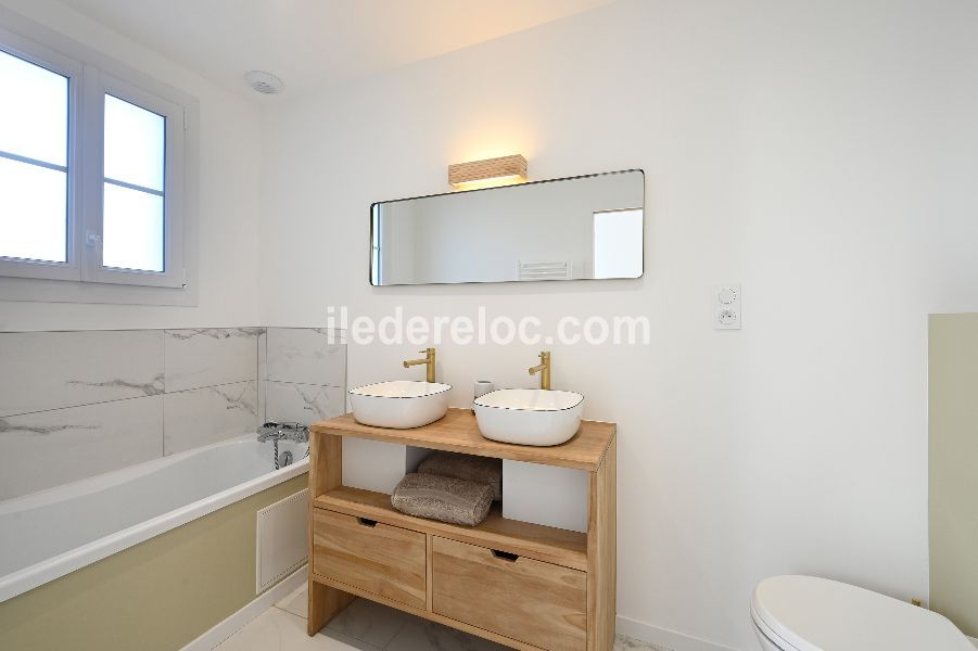 Photo 43 : SALLEDEBAIN d'une maison situ&eacute;e &agrave; Ars en R&eacute;, &icirc;le de R&eacute;.