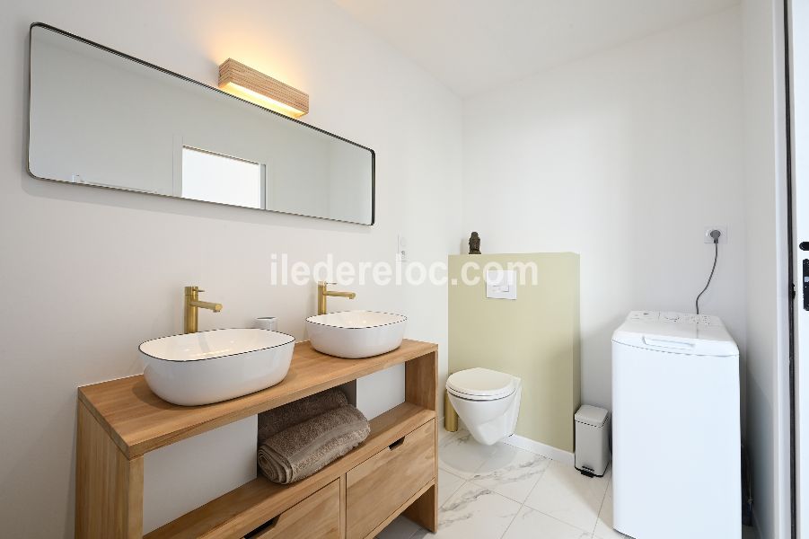 Photo 44 : SALLEDEBAIN d'une maison situ&eacute;e &agrave; Ars en R&eacute;, &icirc;le de R&eacute;.