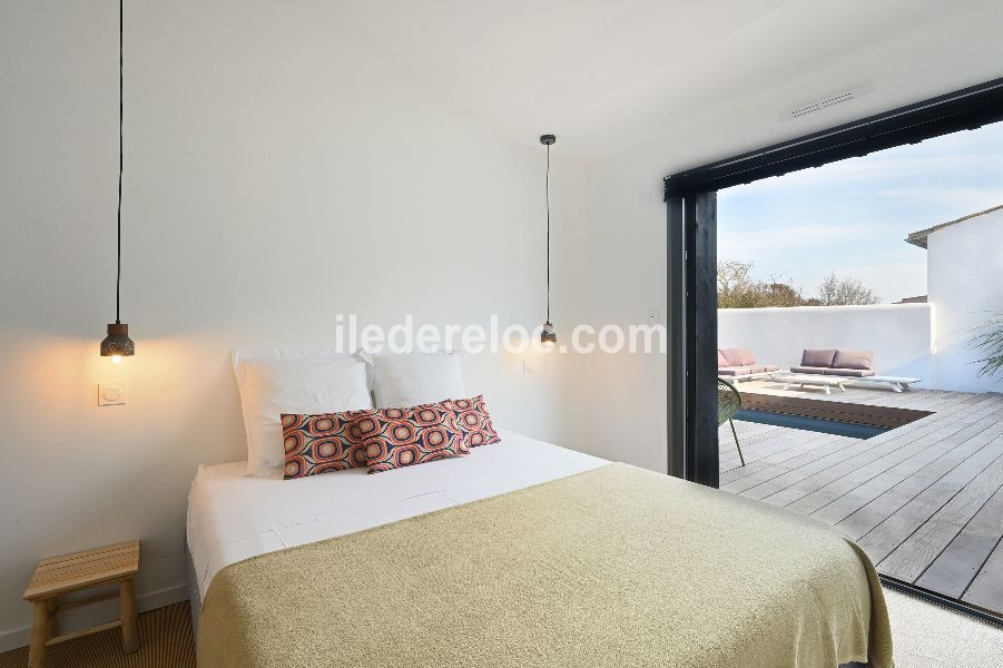 Photo 47 : CHAMBRE d'une maison situ&eacute;e &agrave; Ars en R&eacute;, &icirc;le de R&eacute;.