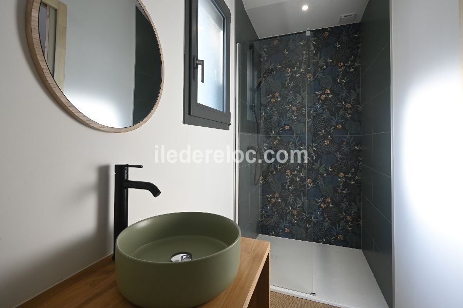 Photo 46 : SALLEDEBAIN d'une maison situ&eacute;e &agrave; Ars en R&eacute;, &icirc;le de R&eacute;.