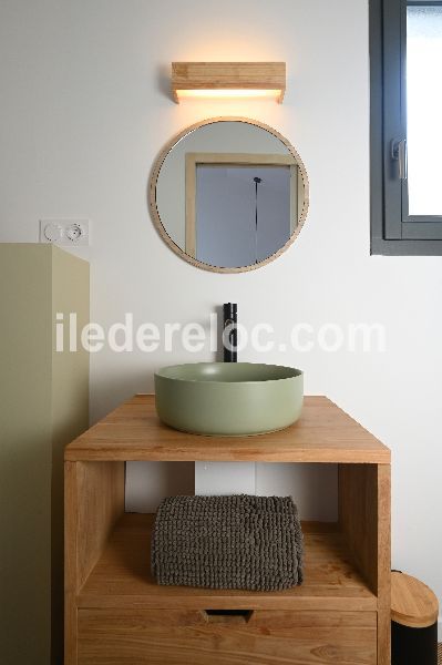 Photo 50 : SALLEDEBAIN d'une maison situ&eacute;e &agrave; Ars en R&eacute;, &icirc;le de R&eacute;.