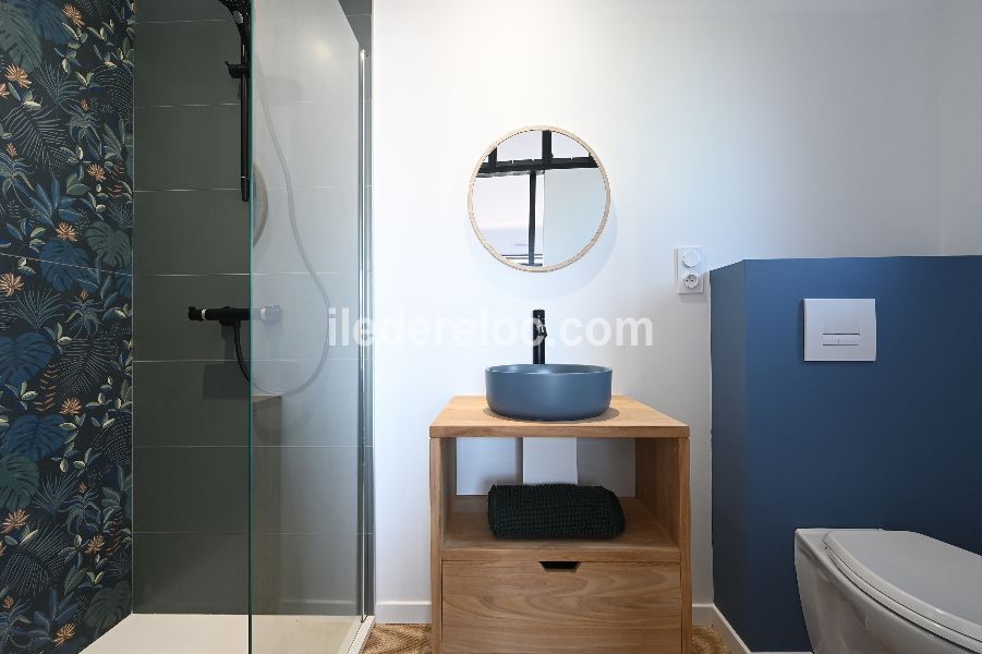 Photo 57 : SALLEDEBAIN d'une maison situ&eacute;e &agrave; Ars en R&eacute;, &icirc;le de R&eacute;.