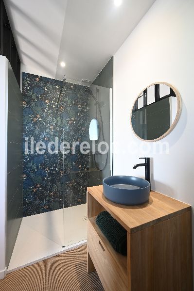 Photo 56 : SALLEDEBAIN d'une maison situ&eacute;e &agrave; Ars en R&eacute;, &icirc;le de R&eacute;.