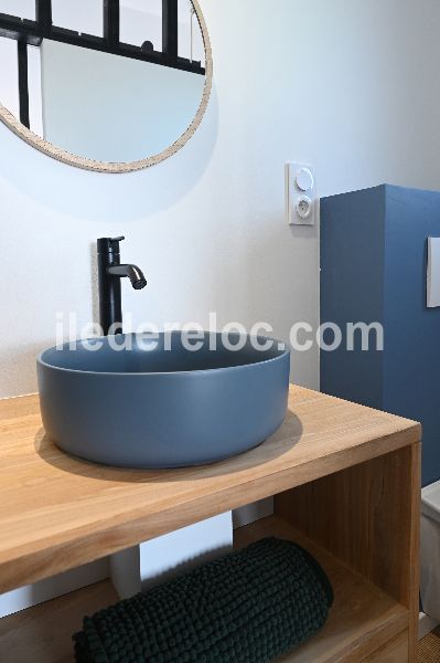 Photo 58 : SALLEDEBAIN d'une maison situ&eacute;e &agrave; Ars en R&eacute;, &icirc;le de R&eacute;.