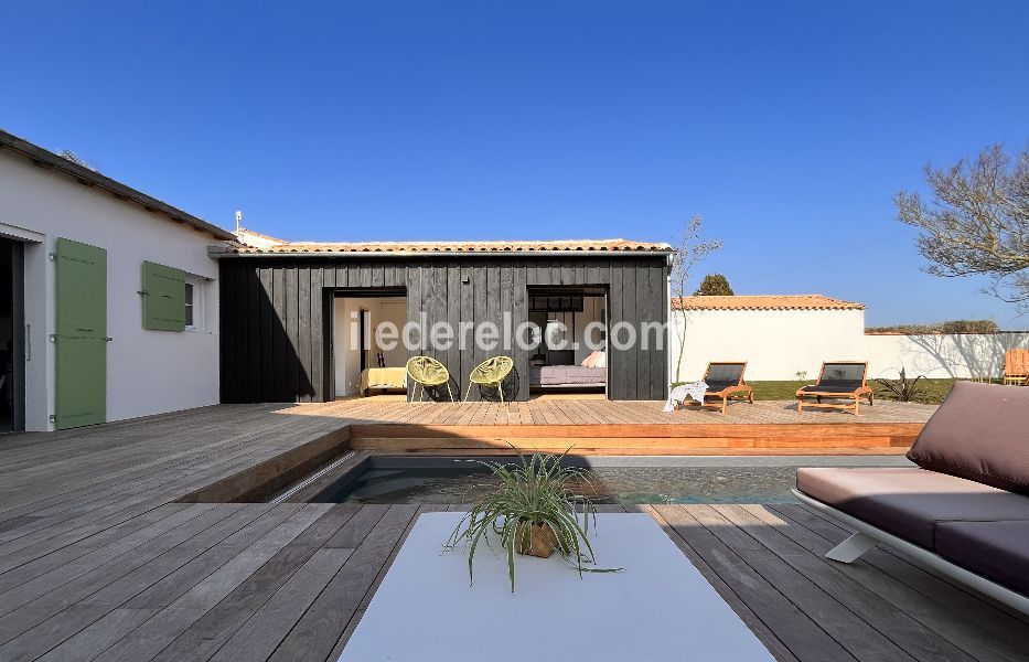 Photo 70 : EXTERIEUR d'une maison situ&eacute;e &agrave; Ars en R&eacute;, &icirc;le de R&eacute;.