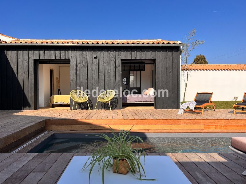 Photo 71 : EXTERIEUR d'une maison situ&eacute;e &agrave; Ars en R&eacute;, &icirc;le de R&eacute;.