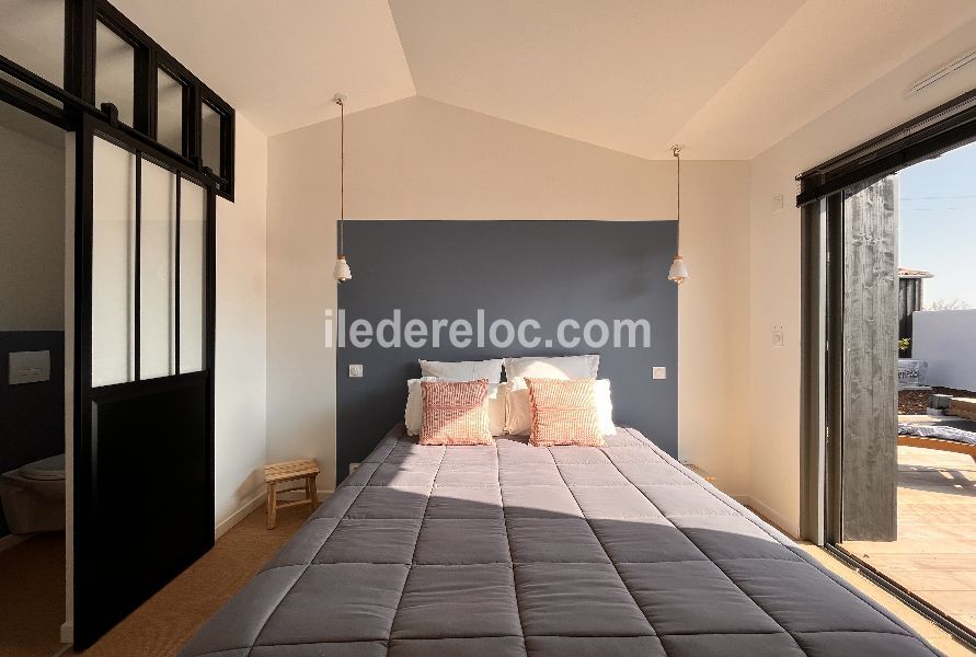 Photo 83 : CHAMBRE d'une maison situ&eacute;e &agrave; Ars en R&eacute;, &icirc;le de R&eacute;.