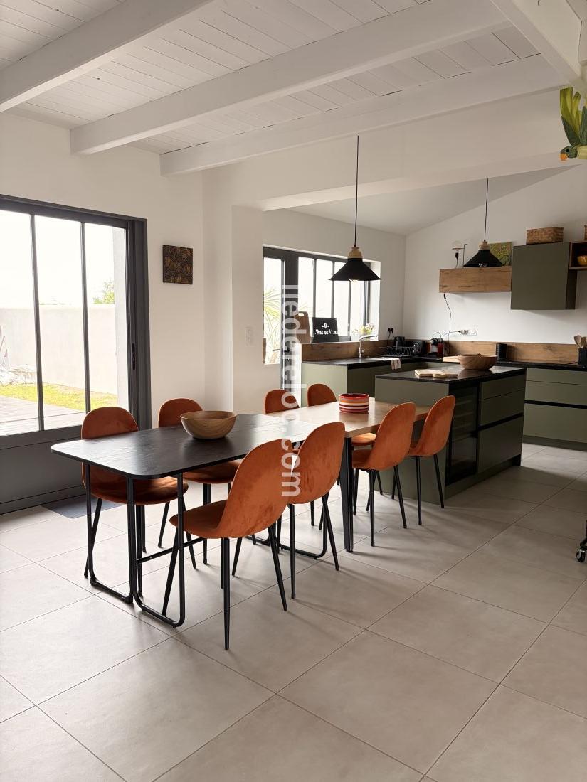 Photo 13 : CUISINE d'une maison situ&eacute;e &agrave; Ars en R&eacute;, &icirc;le de R&eacute;.