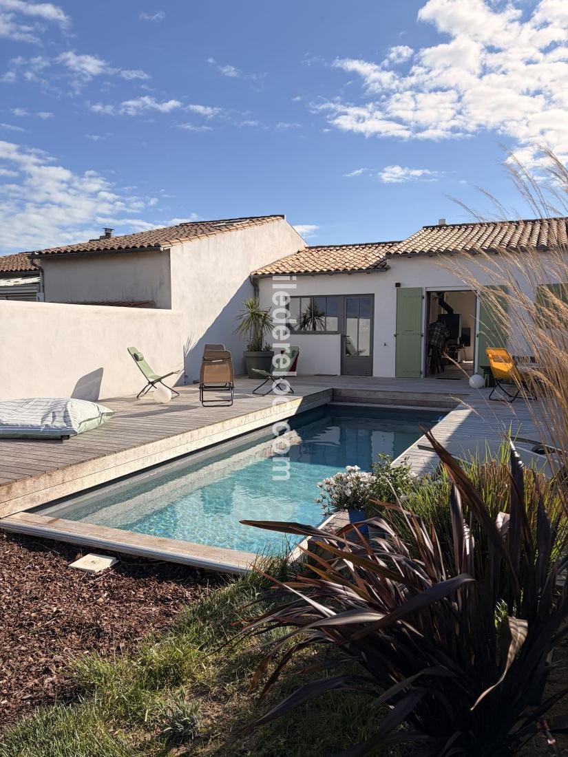 Photo 4 : EXTERIEUR d'une maison situ&eacute;e &agrave; Ars en R&eacute;, &icirc;le de R&eacute;.