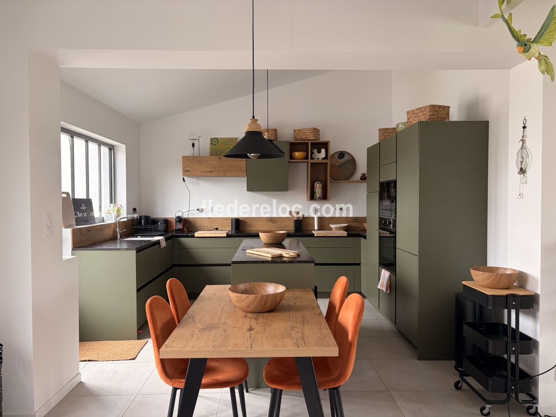 Photo 11 : CUISINE d'une maison situ&eacute;e &agrave; Ars en R&eacute;, &icirc;le de R&eacute;.