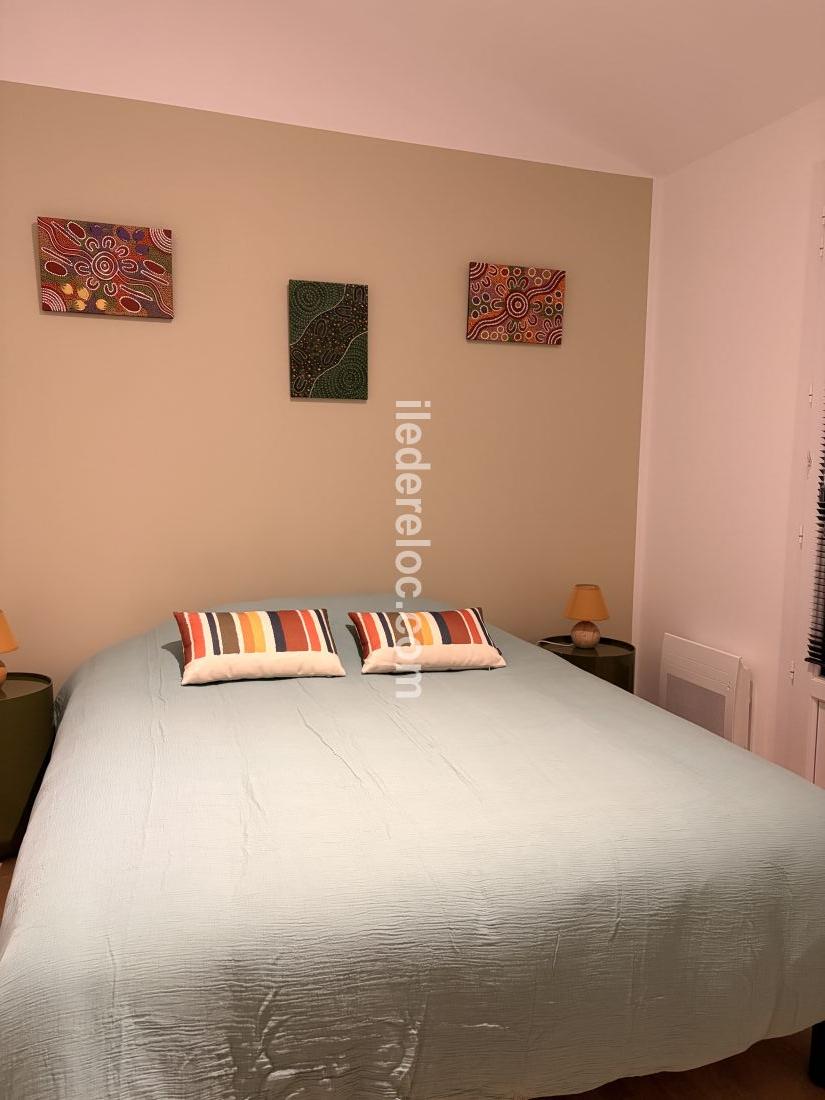 Photo 20 : CHAMBRE d'une maison situ&eacute;e &agrave; Ars en R&eacute;, &icirc;le de R&eacute;.