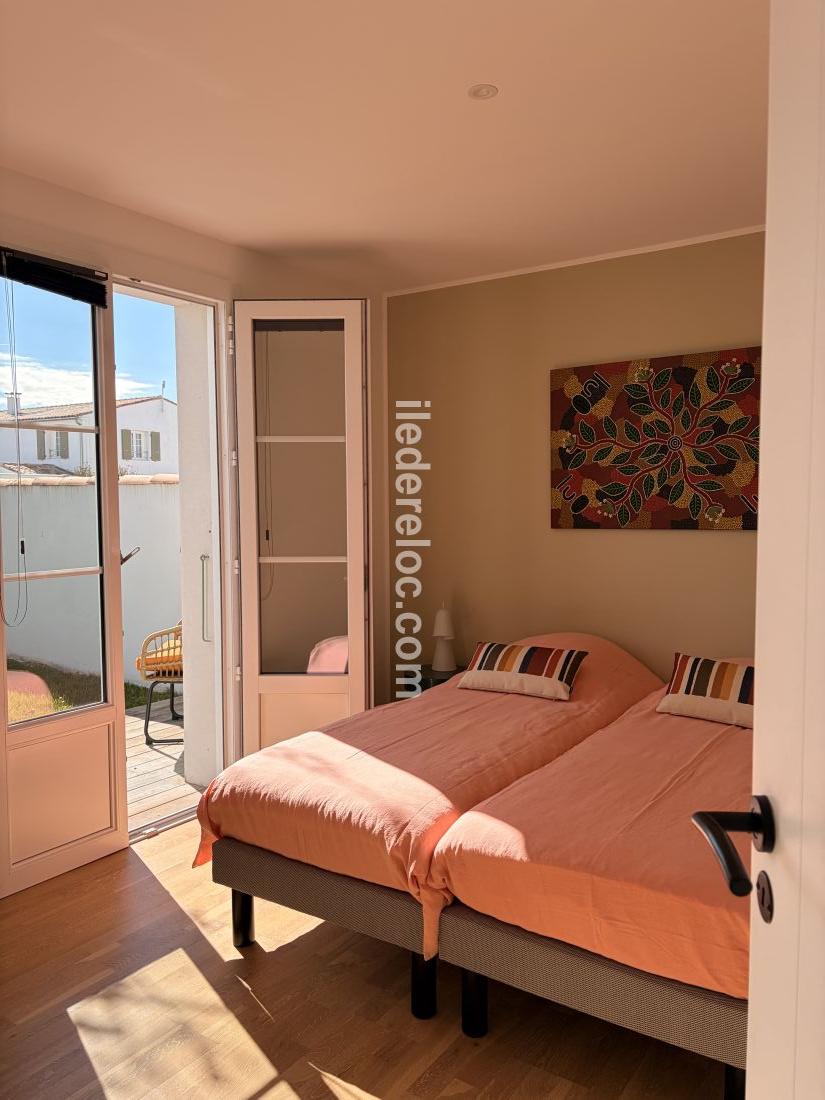Photo 18 : CHAMBRE d'une maison situ&eacute;e &agrave; Ars en R&eacute;, &icirc;le de R&eacute;.