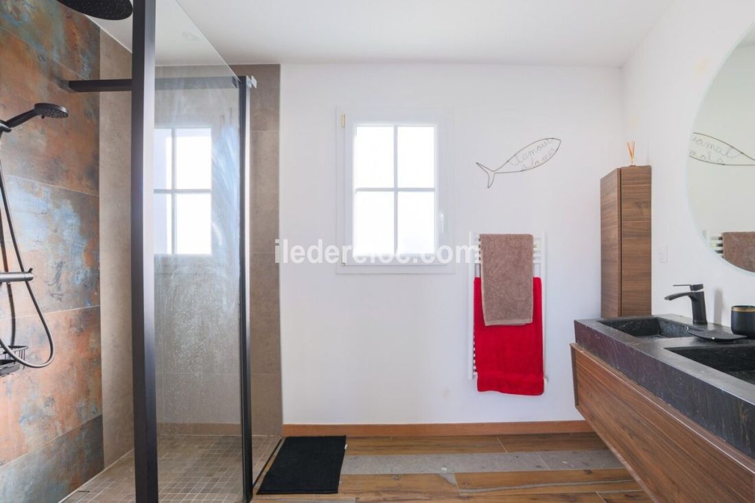 Photo 7 : SALLEDEBAIN d'une maison situ&eacute;e &agrave; La Flotte-en-R&eacute;, &icirc;le de R&eacute;.