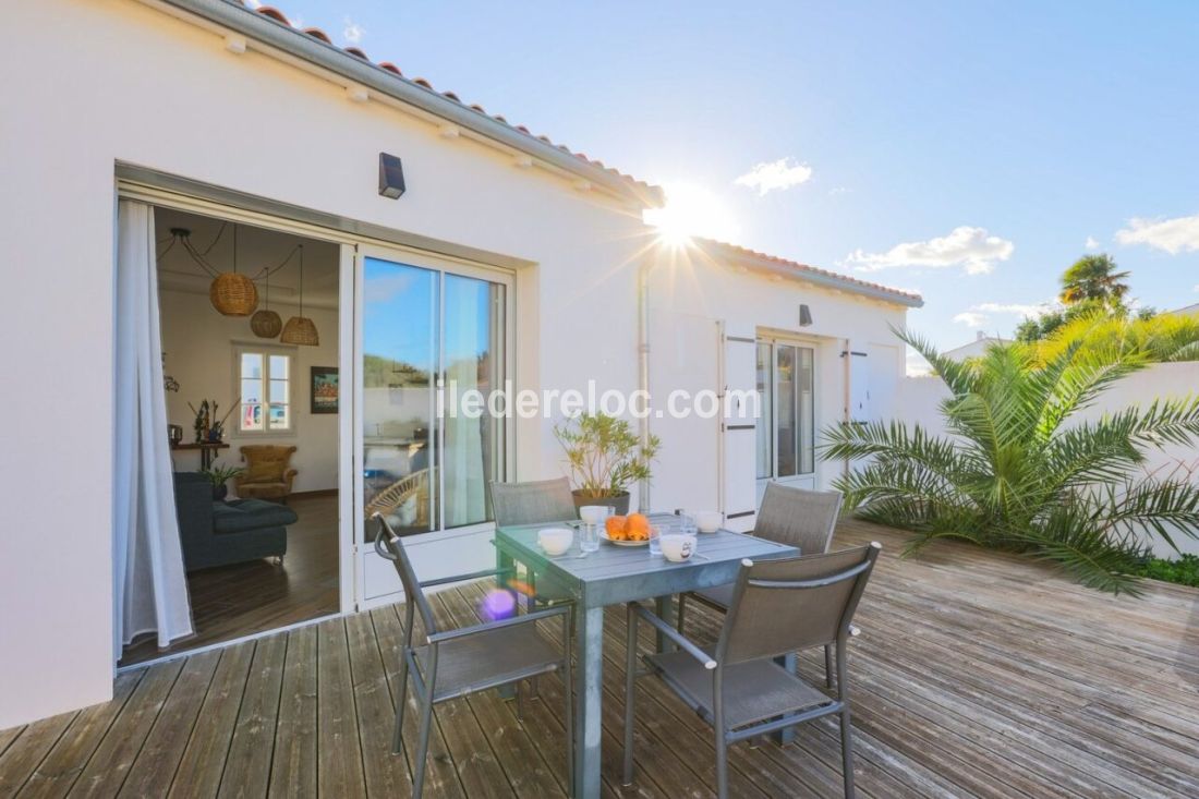Photo 22 : TERRASSE d'une maison situ&eacute;e &agrave; La Flotte-en-R&eacute;, &icirc;le de R&eacute;.