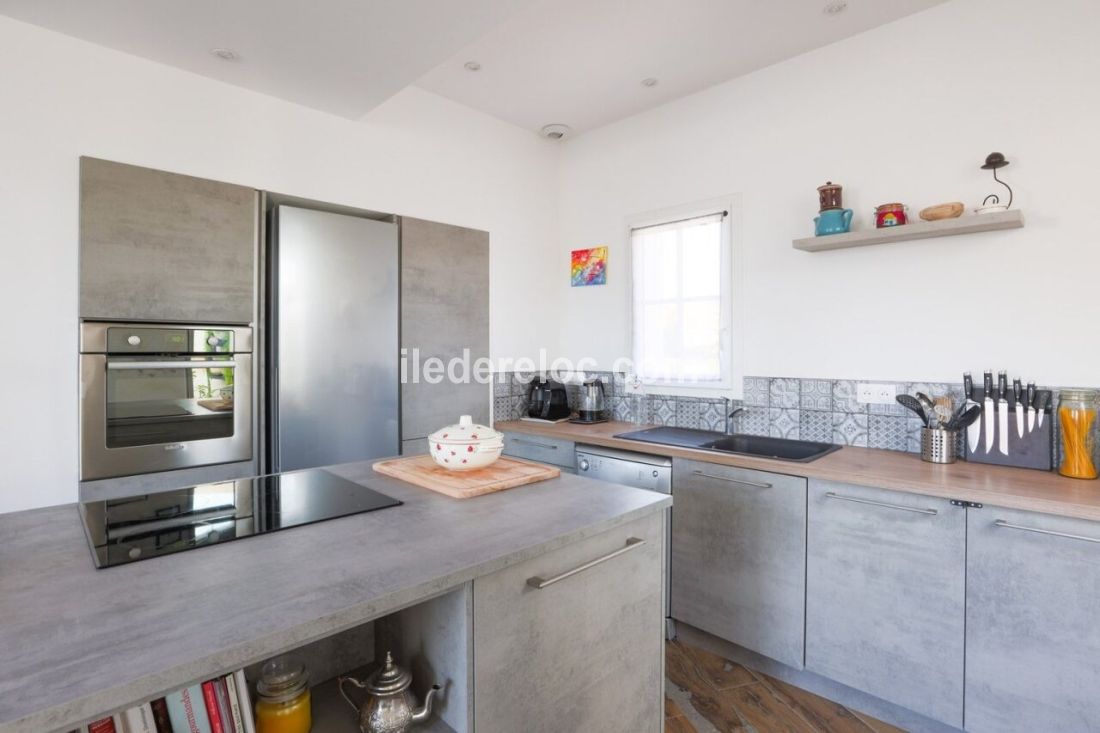Photo 20 : CUISINE d'une maison situ&eacute;e &agrave; La Flotte-en-R&eacute;, &icirc;le de R&eacute;.