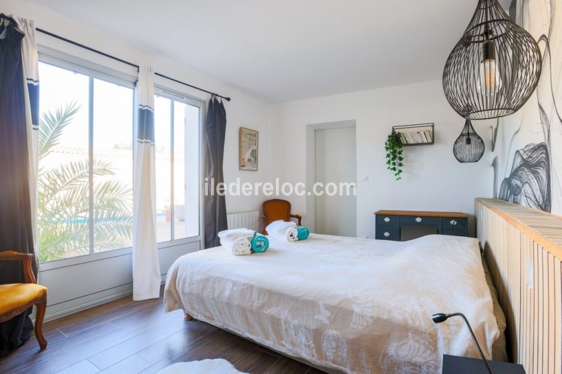 Photo 6 : CHAMBRE d'une maison situ&eacute;e &agrave; La Flotte-en-R&eacute;, &icirc;le de R&eacute;.