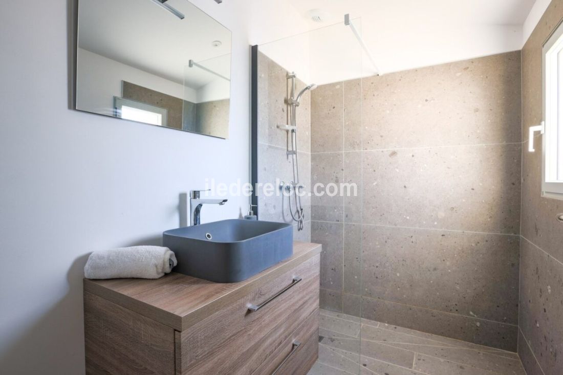 Photo 10 : SALLEDEBAIN d'une maison situ&eacute;e &agrave; La Flotte-en-R&eacute;, &icirc;le de R&eacute;.