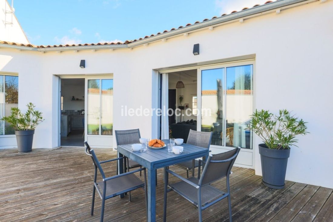 Photo 23 : TERRASSE d'une maison situ&eacute;e &agrave; La Flotte-en-R&eacute;, &icirc;le de R&eacute;.