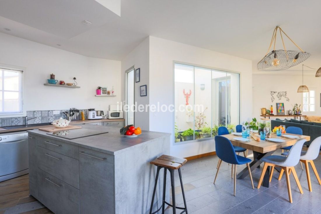 Photo 19 : CUISINE d'une maison situ&eacute;e &agrave; La Flotte-en-R&eacute;, &icirc;le de R&eacute;.