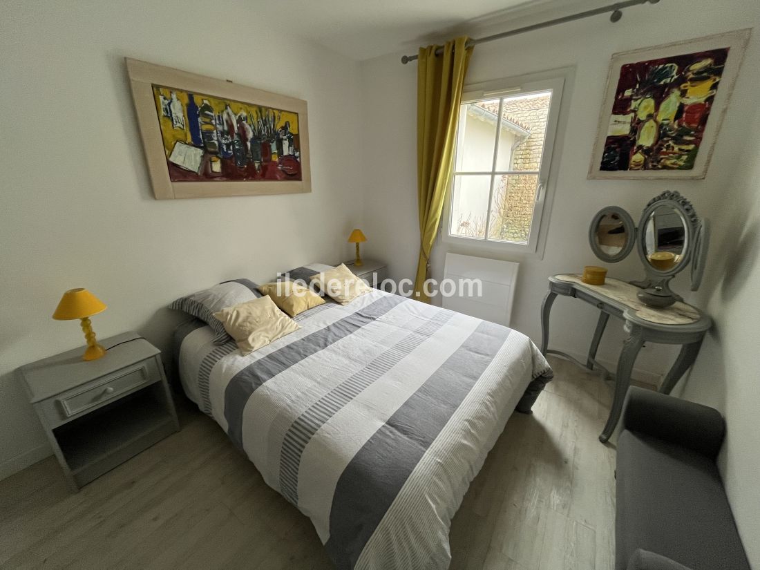 Photo 9 : CHAMBRE d'une maison situ&eacute;e &agrave; Saint-Martin-de-R&eacute;, &icirc;le de R&eacute;.