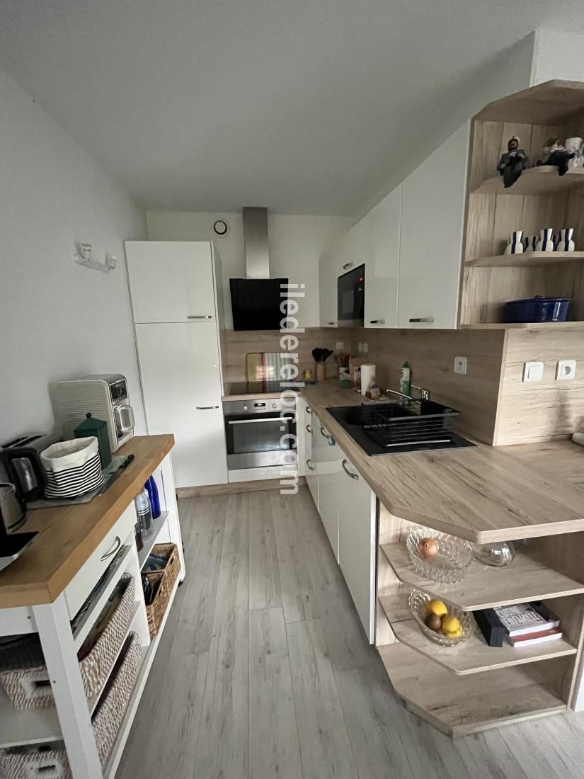 Photo 6 : CUISINE d'une maison situ&eacute;e &agrave; Saint-Martin-de-R&eacute;, &icirc;le de R&eacute;.