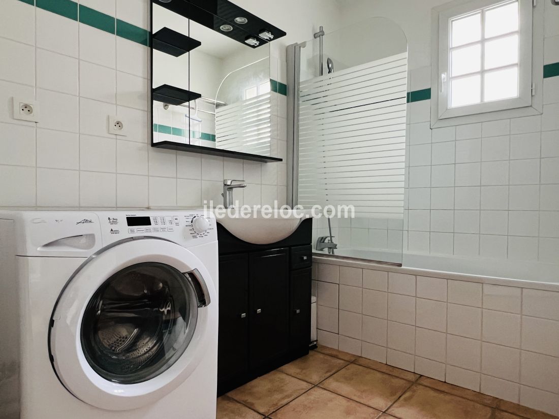 Photo 7 : SALLEDEBAIN d'une maison situ&eacute;e &agrave; Saint-Martin-de-R&eacute;, &icirc;le de R&eacute;.