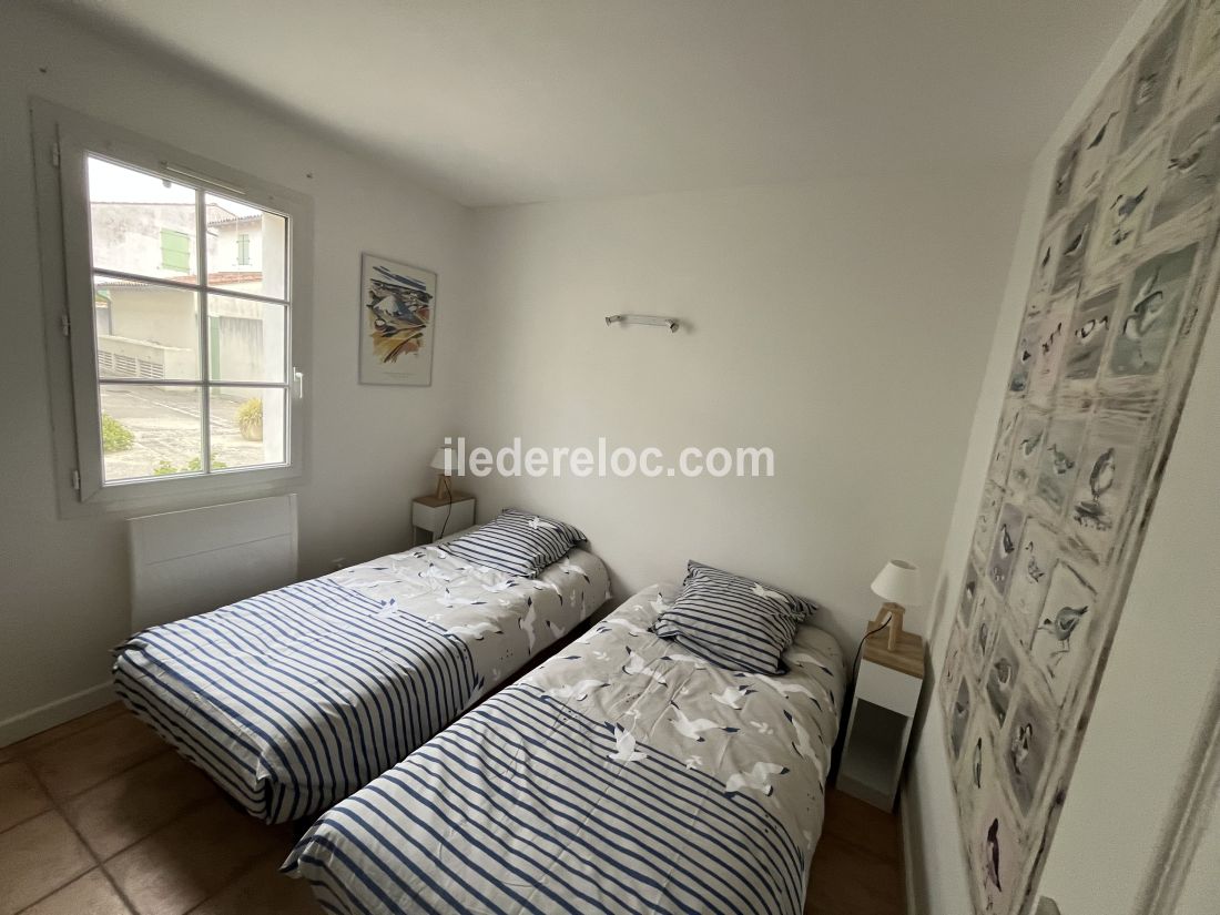 Photo 8 : CHAMBRE d'une maison situ&eacute;e &agrave; Saint-Martin-de-R&eacute;, &icirc;le de R&eacute;.