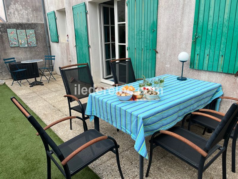 Photo 11 : TERRASSE d'une maison situ&eacute;e &agrave; Saint-Martin-de-R&eacute;, &icirc;le de R&eacute;.
