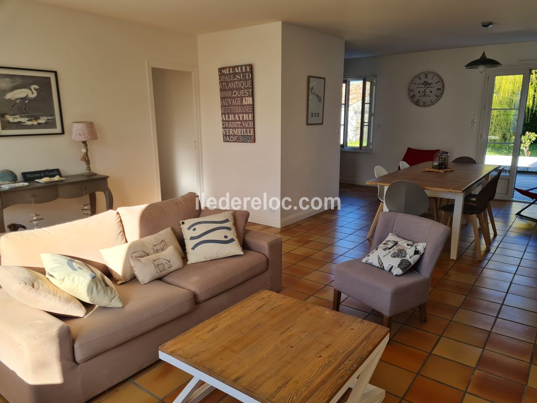 Photo 6 : SEJOUR d'une maison situ&eacute;e &agrave; Sainte-Marie-de-R&eacute;, &icirc;le de R&eacute;.