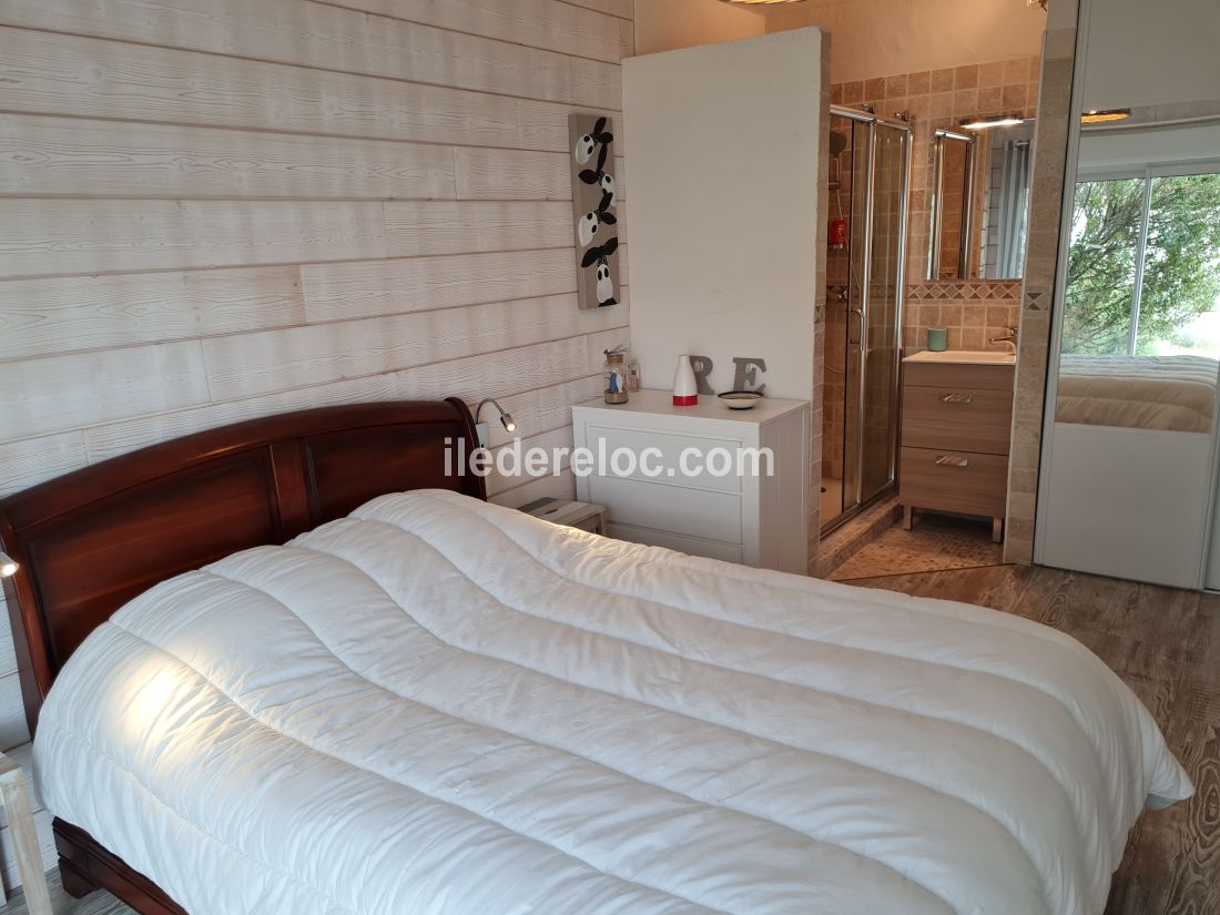 Photo 14 : CHAMBRE d'une maison située à Sainte-Marie-de-Ré, île de Ré.