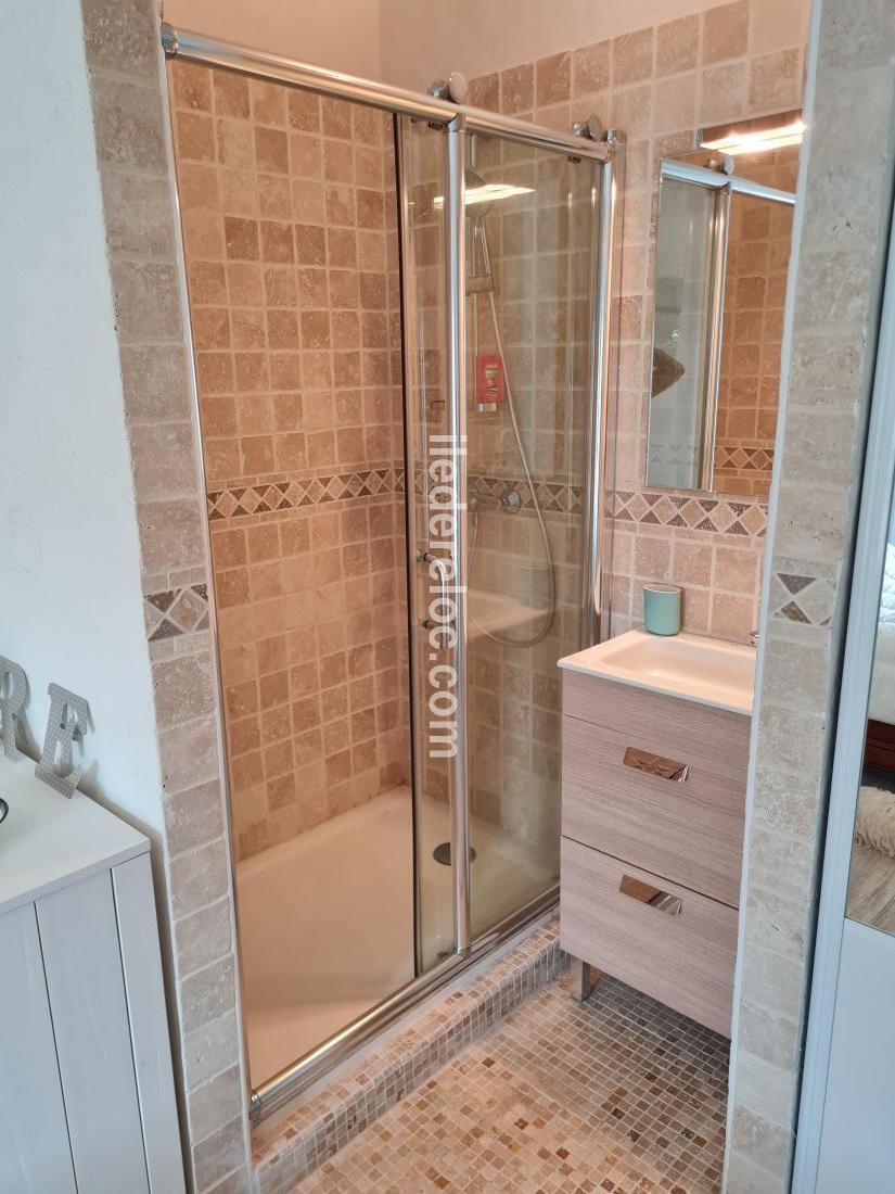 Photo 15 : CHAMBRE d'une maison située à Sainte-Marie-de-Ré, île de Ré.