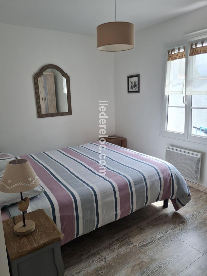Photo 9 : CHAMBRE d'une maison située à Sainte-Marie-de-Ré, île de Ré.