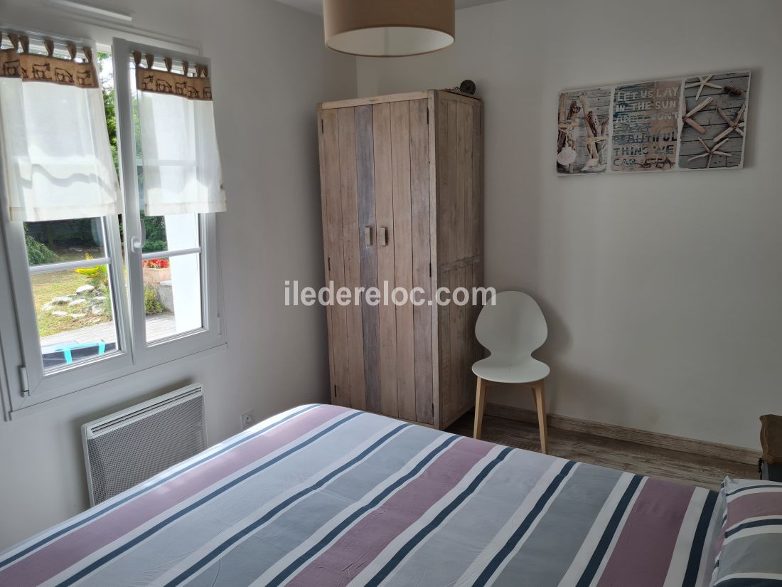 Photo 10 : CHAMBRE d'une maison située à Sainte-Marie-de-Ré, île de Ré.