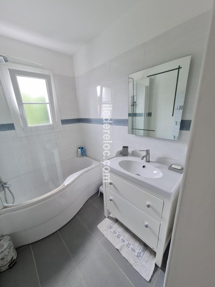 Photo 12 : SALLEDEBAIN d'une maison situ&eacute;e &agrave; Sainte-Marie-de-R&eacute;, &icirc;le de R&eacute;.