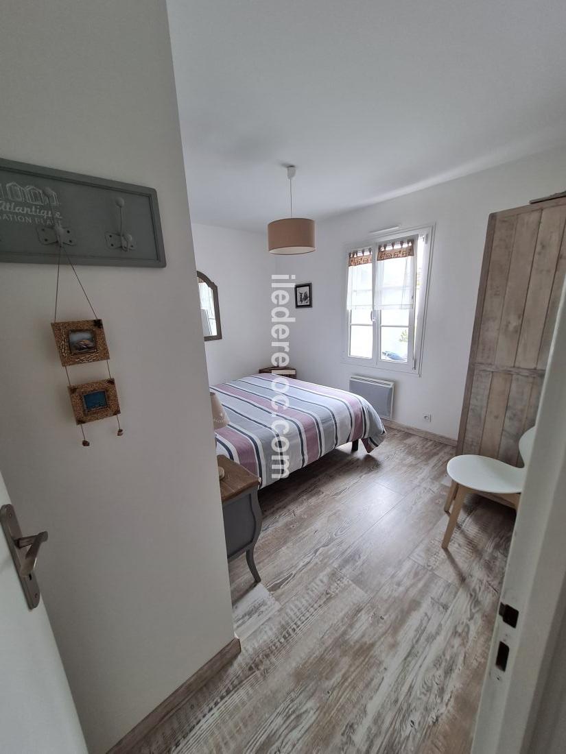 Photo 11 : CHAMBRE d'une maison située à Sainte-Marie-de-Ré, île de Ré.