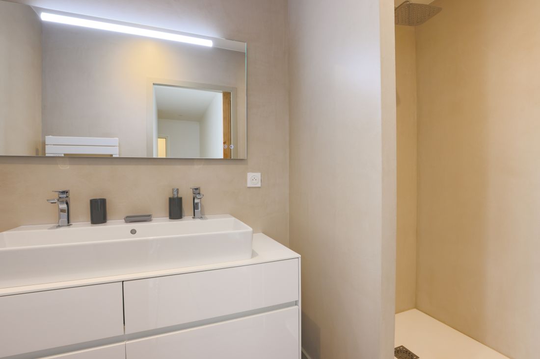 Photo 12 : SALLEDEBAIN d'une maison situ&eacute;e &agrave; La Flotte-en-R&eacute;, &icirc;le de R&eacute;.