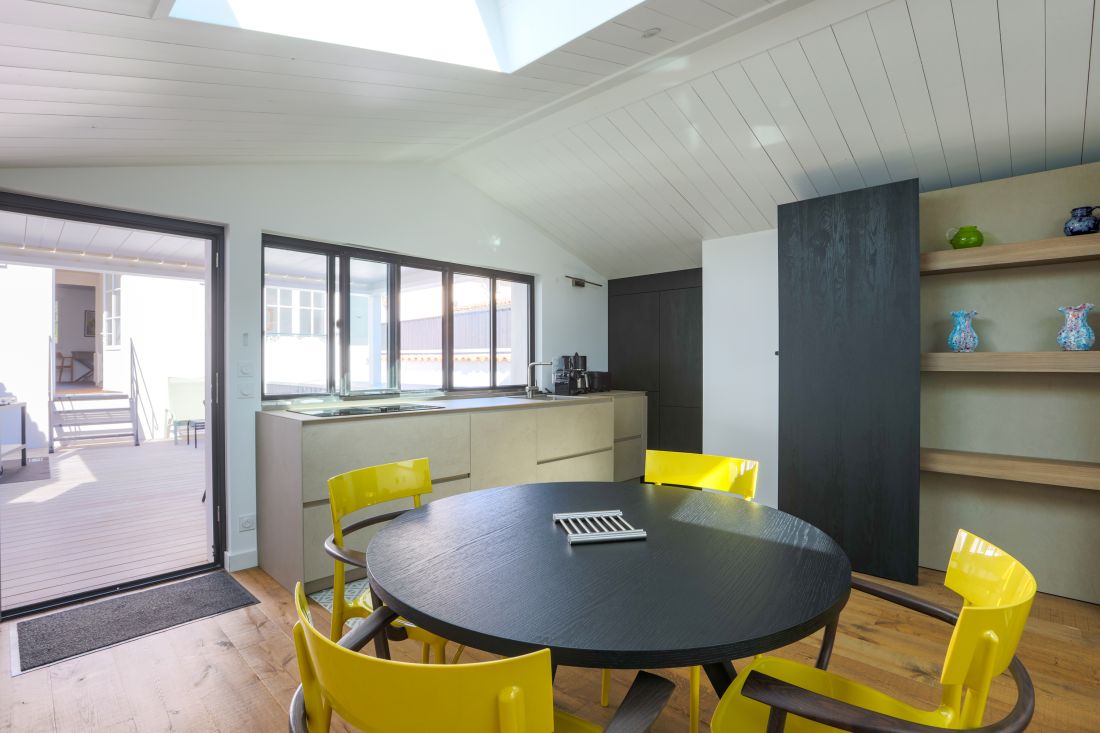 Photo 8 : CUISINE d'une maison situ&eacute;e &agrave; La Flotte-en-R&eacute;, &icirc;le de R&eacute;.