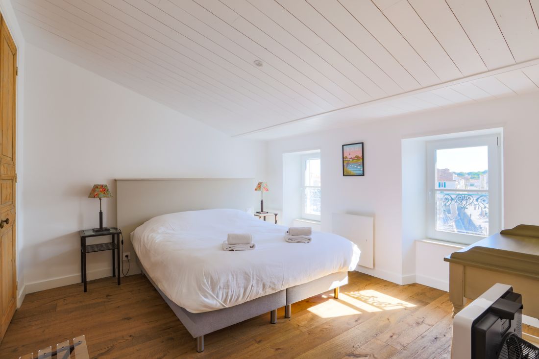 Photo 10 : CHAMBRE d'une maison situ&eacute;e &agrave; La Flotte-en-R&eacute;, &icirc;le de R&eacute;.