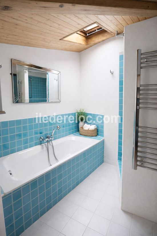 Photo 15 : SALLEDEBAIN d'une maison situ&eacute;e &agrave; La Flotte-en-R&eacute;, &icirc;le de R&eacute;.