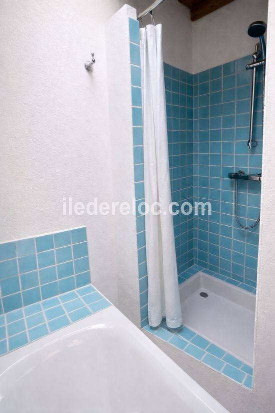 Photo 16 : SALLEDEBAIN d'une maison situ&eacute;e &agrave; La Flotte-en-R&eacute;, &icirc;le de R&eacute;.