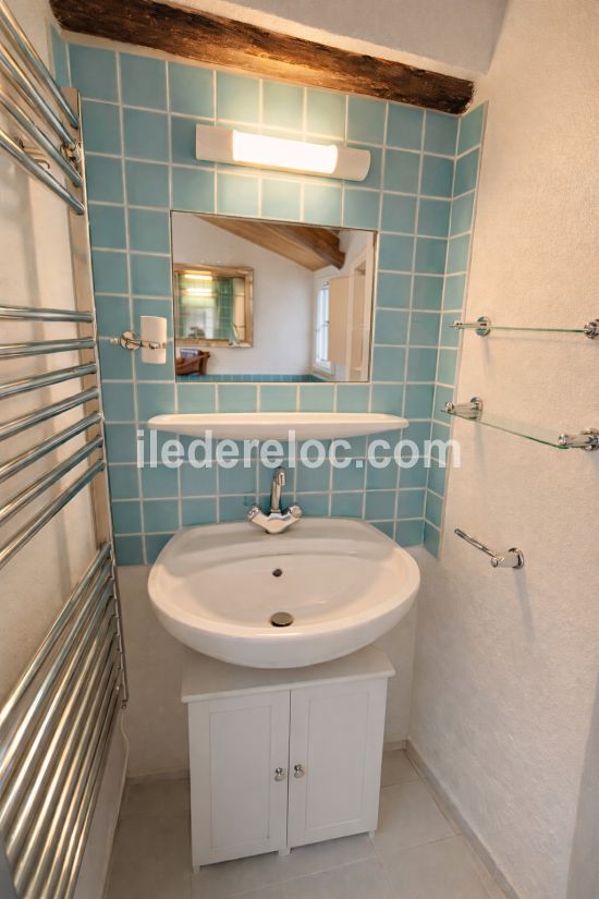 Photo 17 : SALLEDEBAIN d'une maison situ&eacute;e &agrave; La Flotte-en-R&eacute;, &icirc;le de R&eacute;.