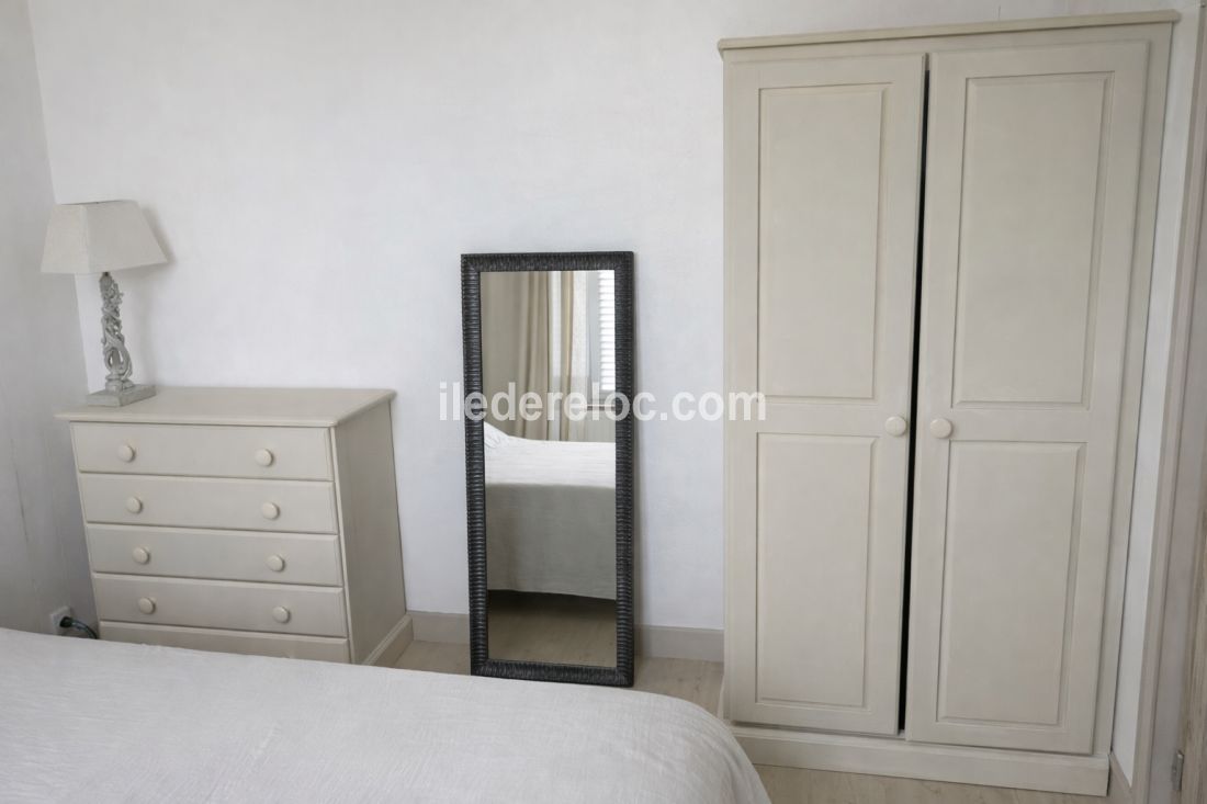 Photo 9 : CHAMBRE d'une maison situ&eacute;e &agrave; La Flotte-en-R&eacute;, &icirc;le de R&eacute;.