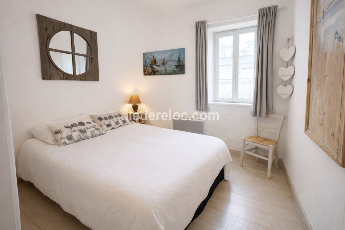 Photo 10 : CHAMBRE d'une maison situ&eacute;e &agrave; La Flotte-en-R&eacute;, &icirc;le de R&eacute;.