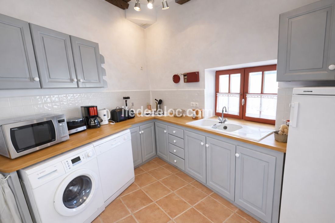 Photo 14 : CUISINE d'une maison situ&eacute;e &agrave; La Flotte-en-R&eacute;, &icirc;le de R&eacute;.
